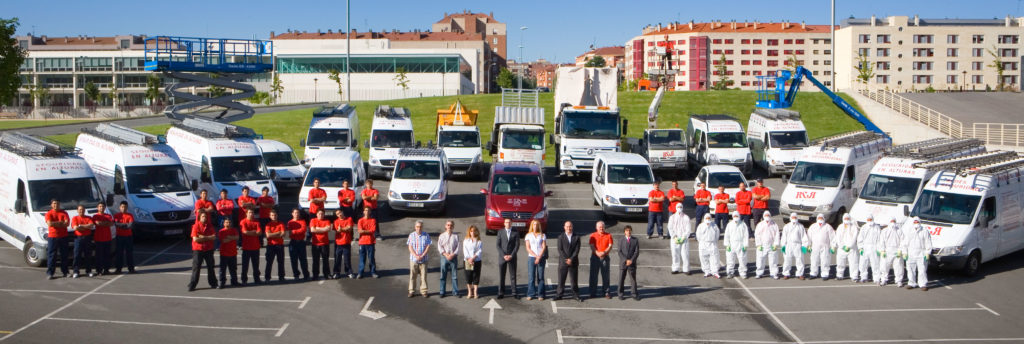 Un amplio grupo de profesionales posando junto a unos vehículos.